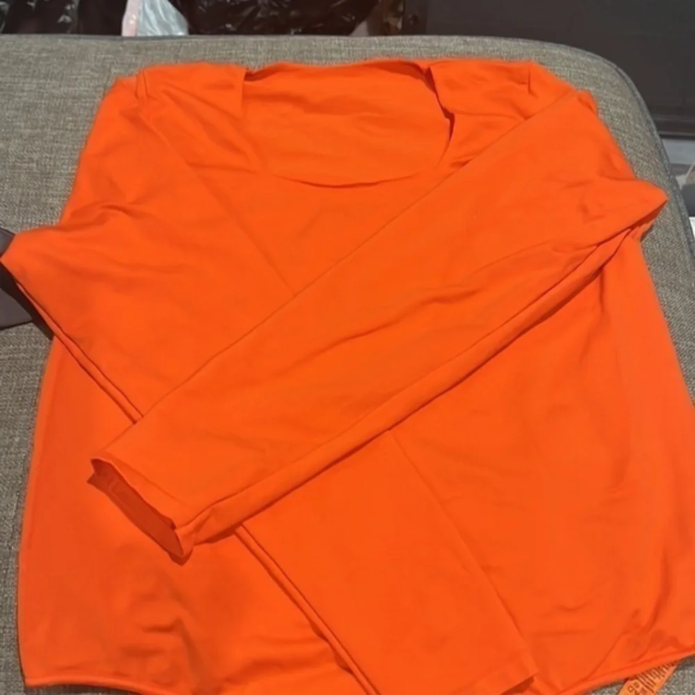 Skims Essential Long Sleeve Scoop Neck - Picture 10 of 10
